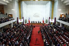 Encuesta revela que el 45% de los chilenos percibe que el país tiene una democracia “con problemas severos”