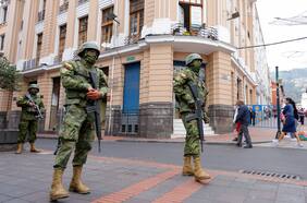 Gobierno de Ecuador ordena evacuación del Parlamento y edificios públicos de Quito: reportan saqueos en comercios de Guayaquil