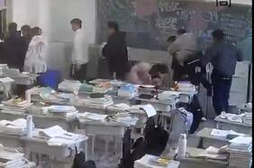 El conmovedor registro de un niño cargando en su espalda a compañero con discapacidad en medio de un fuerte sismo