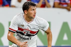 Hernán Crespo se rinde ante el alza de Gonzalo Tapia en Sao Paulo: “Aquí encontró confianza en los compañeros”