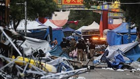 Tercera etapa del plan de intervención en barrio Meiggs: retiran 1.500 toldos azules e instalan rejas