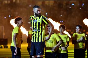 Show de luces, pirotecnia y Balón de Oro incluido: la gran presentación de Karim Benzema en el Al Ittihad