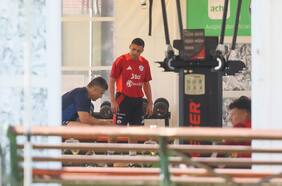 Adelantándose al parte médico y muy alejado del plantel: la pesadilla de Alexis Sánchez en su retorno a la Roja