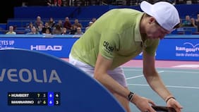 Iba ganando, vio el celular y perdió: la extraña escena que causa polémica en el tenis mundial