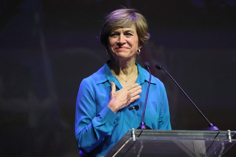 Evelyn Matthei encabeza la presentacion de sus equipos programaticos