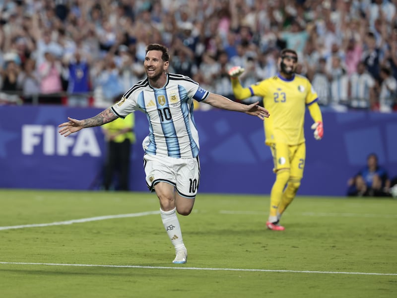 Messi es el Mundial”: prensa internacional se rinde ante Leo y la espectacular goleada de Argentina ante Argelia - La Tercera