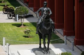 Entre la pistola de O’Higgins y las reliquias de Javiera Carrera: el espacio que comparte Baquedano en el Museo Militar