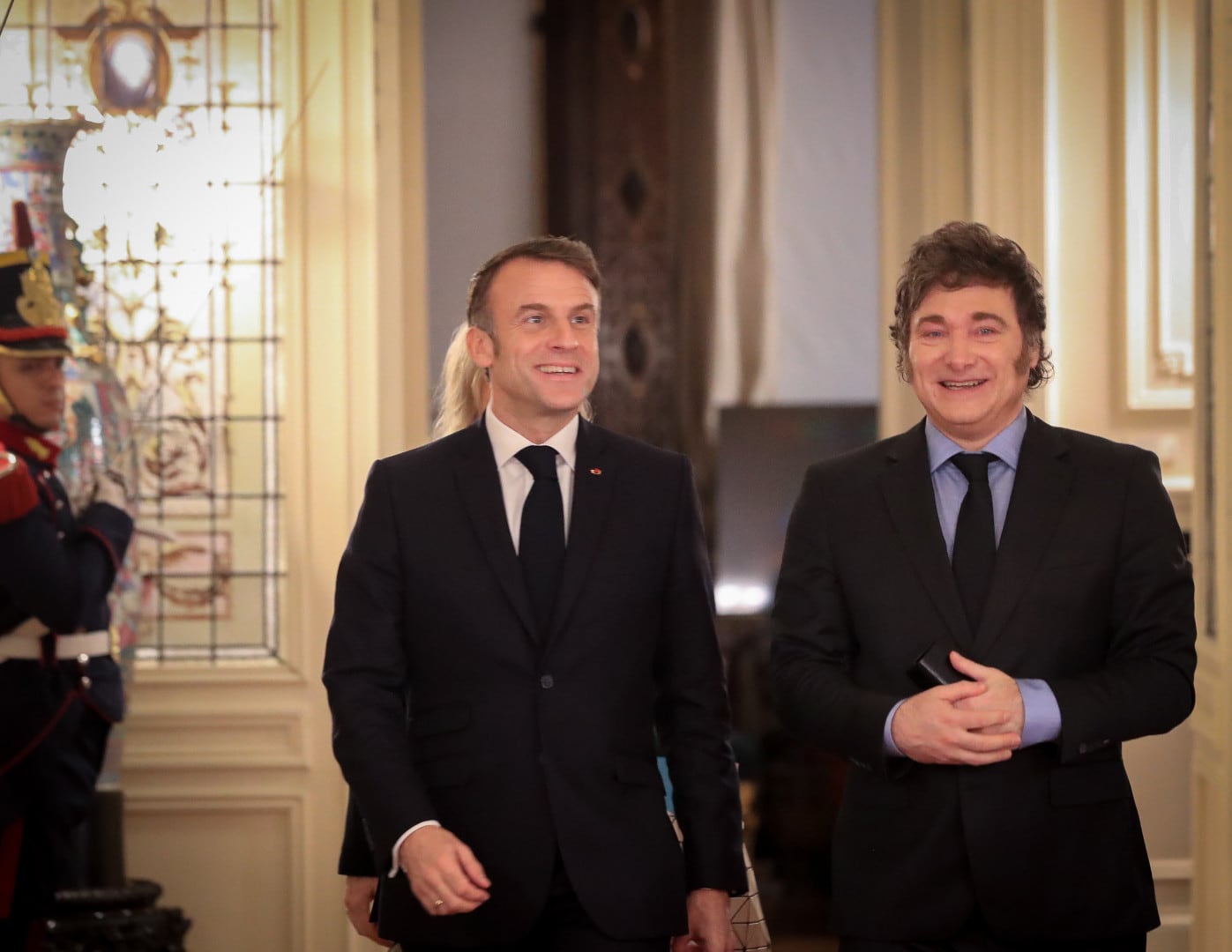 Milei inicia gira a Francia en busca de inversiones mientras sondeos muestran caída en confianza a su gobierno