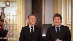 Milei inicia gira a Francia en busca de inversiones mientras sondeos muestran caída en confianza a su gobierno