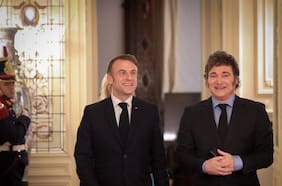 Milei inicia gira a Francia en busca de inversiones mientras sondeos muestran caída en confianza a su gobierno