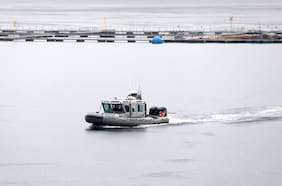 Naufragio en Reloncaví: comienzan trabajos de reflotación de embarcación y no descartan encontrar a desaparecidos en su interior