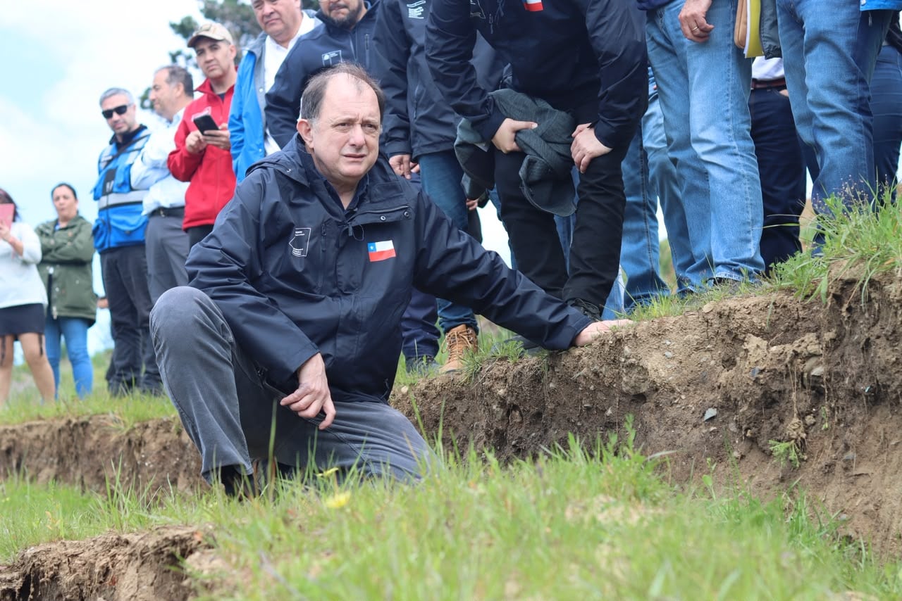 Minvu inicia obras de mitigación por grietas y socavones en viviendas de Arauco y anuncia medidas para los afectados