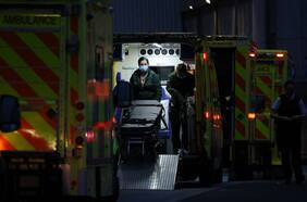 Con el aumento de las tasas de casos de ómicron, los responsables políticos se centran en las hospitalizaciones