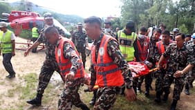 Nepal: Rescatan vivos a dos trabajadores atrapados en un túnel durante nueve días