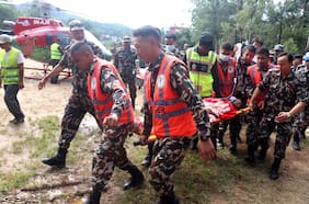 Nepal: Rescatan vivos a dos trabajadores atrapados en un túnel durante nueve días