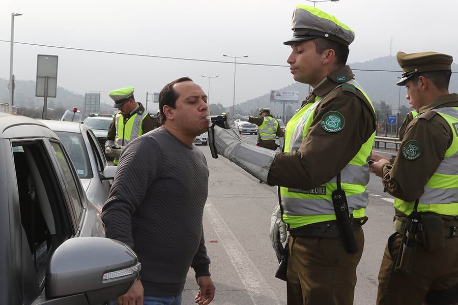 Carabineros detiene a 10 personas por conducción temeraria en la RM y cursa más de 200 infracciones por exceso de velocidad