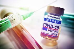 Pfizer tiene casi lista su vacuna y Chile aseguró 10 millones de dosis; “apenas bajaron 20 lucas”, la amarga queja de apoderados de colegios ABC1 y la preocupante detección de un nuevo virus en Japón: tres cosas que aprendimos del coronavirus esta semana