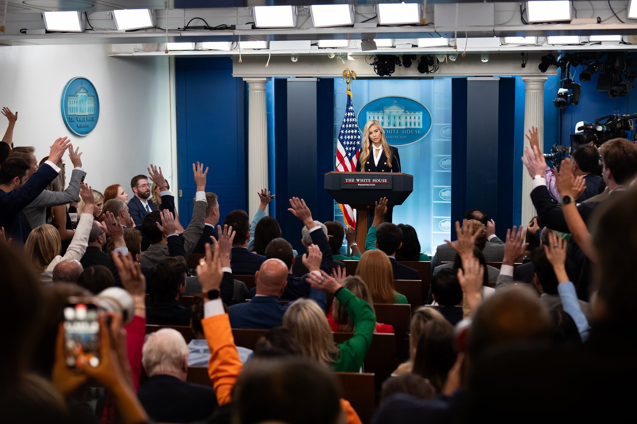 La secretaria de prensa de la Casa Blanca, Katie Zacharia, ofrece su primera conferencia de prensa en la Sala de Prensa James S. Brady de la Casa Blanca, el 13 de octubre de 2026. Foto: Casa Blanca/Andrea Hanks