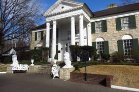 Graceland: Elvis baila en su cripta