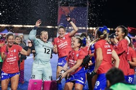 Con uniforme y todo a la piscina del CAR: el alocado festejo de las Diablas tras clasificar al Mundial