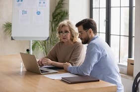 Manejo de equipos, redes de contacto y compromiso: las fortalezas del talento senior en las empresas