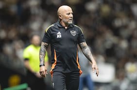 Jorge Sampaoli rompe el silencio tras su nuevo escándalo en Brasil y recibe dura crítica de un histórico jugador