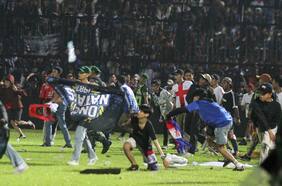 Técnico chileno del Arema FC relata la tragedia en Indonesia: “Fallecieron cuatro personas en el camarín, en los brazos de los jugadores; yo tiraba aire con las camisetas, con las toallas”