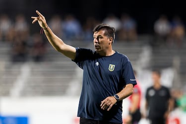 Nuevo técnico caído en la Liga de Primera: Juan Cruz Real renuncia a Universidad de Concepción