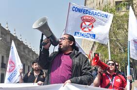 Fenats llega a La Moneda para entregar carta dirigida a Boric en la que acusan “compromisos no cumplidos”