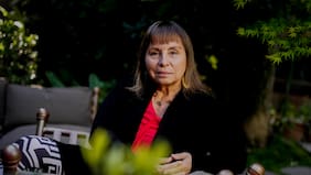 Silenciosa llegada de la exministra Jeannette Vega al hospital de San Antonio desata críticas y tensiona a la red