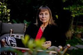 Silenciosa llegada de la exministra Jeannette Vega al hospital de San Antonio desata críticas y tensiona a la red