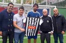 Infatigable: con 44 años, el Loco Abreu firma en su equipo número 30