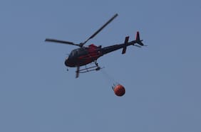 Incendio forestal en Lo Barnechea moviliza a Bomberos y Conaf: hay cuatro focos de fuego activos