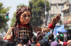 El mensaje detrás de Amal, la marioneta gigante que recorrerá el país en el marco del Festival Teatro a Mil