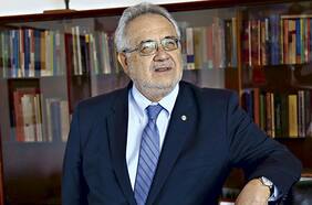 Exministro Hugo Lavados asume como rector de la USS