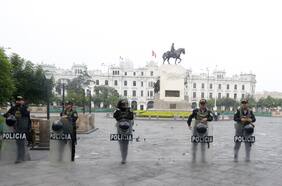 Manifestantes marchan en Perú para pedir la renuncia de presidenta y el cierre del Congreso