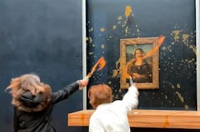 Activistas arrojan sopa al cristal que cubre cuadro de la Mona Lisa en París