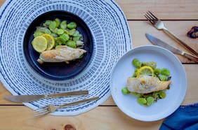 Filetitos de pollo asados con habas, limón y cebolla