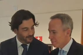 Ojos de la llave: cambio de láminas del mundial entre parlamentarios y exministros futbolistas