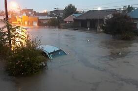 Inundaciones en Argentina: temporal en Bahía Blanca deja a 13 muertos y dos niñas desaparecidas