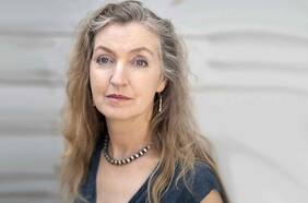 Rebecca Solnit: “Hoy hay muchas más mujeres en el poder, pero todavía están siendo tratadas como agresivas”