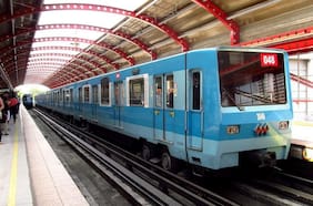 Metro de Santiago presentará querella en contra de responsables por rayado de un tren en la Línea 2