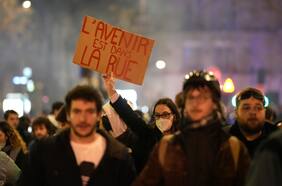 Francia: nueva jornada de protestas contra la reforma de pensiones deja 122 detenidos en París