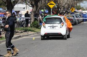 Hombre es asesinado dentro de su vehículo en Peñalolén: disparos se efectuaron a metros de una feria