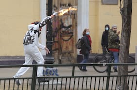 “Mochilazo estudiantil”: los grupos contrarios al proceso constituyente tras la movilización que terminó con Simón Boric hospitalizado