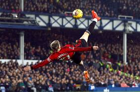 Chilena a lo Rooney y celebración como Cristiano Ronaldo: el increíble golazo de Alejandro Garnacho para el Manchester United