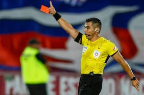 “Posición natural producto de la acción”: los audios del VAR de la polémica mano en el final del partido de la U