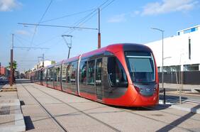 “Hay que reformularlo” y “generará buena conectividad”: expertos evalúan proyecto de tranvía que conectaría Santiago con el aeropuerto AMB