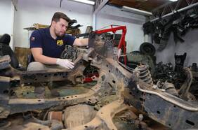 Santiago: PDI detecta una desarmaduría ilegal que funcionaba como lugar para efectuar secuestros