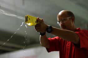 Gobierno inicia plan piloto para que Carabineros use pistolas taser en casos de violencia intrafamiliar